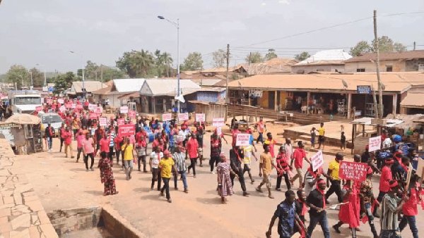 مواطن يكشف: شاركت في مظاهرة مزارعي الكاكاو مقابل 250 غانا سيدي