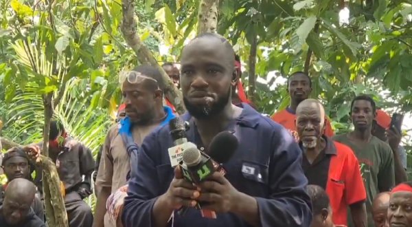 عامل كاكاو يطلق صرخة استغاثة بسبب تأخر الدفعات