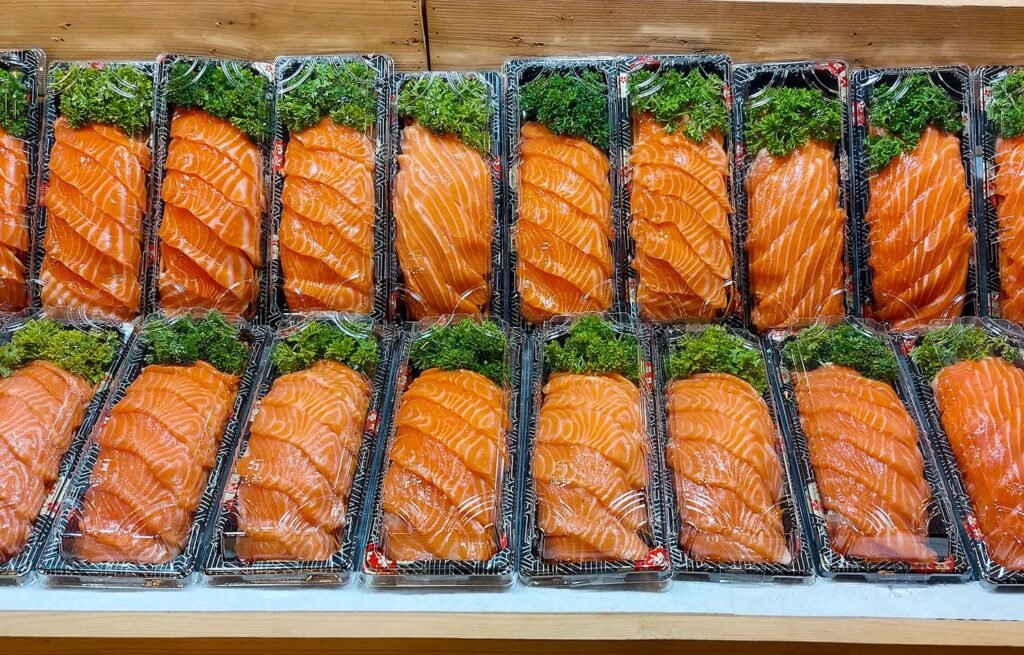 أسعار سمك السلمون الأطلسي تواصل انخفاضها في الأسبوع الخامس