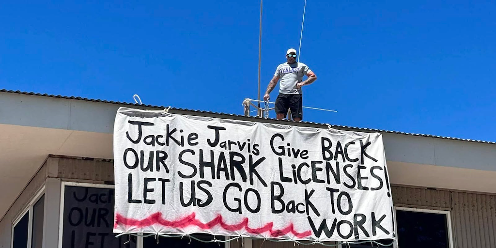 احتجاج على السطح ضد حظر الأسماك القاعية