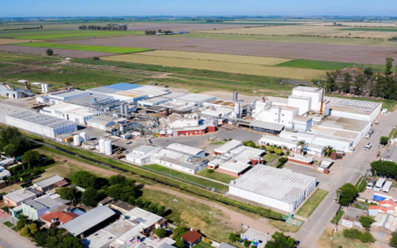 مانفري تضخ 2.5 مليون دولار في مزرعة ألبان روبوتية لتعزيز الإنتاج