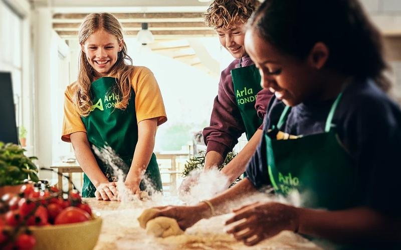 أرلا فودز تتألق: أداء مالي تاريخي رغم تحديات سوق الألبان