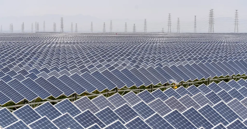 الصين على المسار الصحيح لتجاوز الفحم بالطاقة الشمسية هذا العام